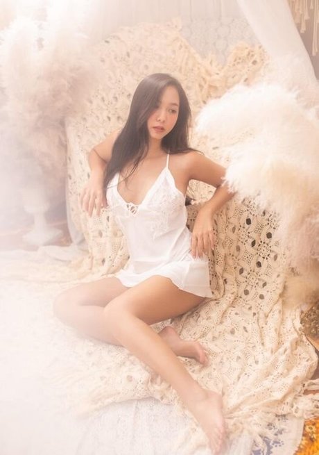 痩せた金髪の熟女OnlyFans セクシーヌード 画像