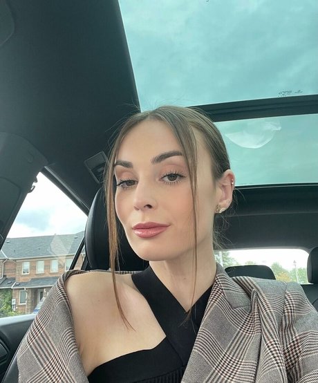 Logan Fabbro アート女優 画像