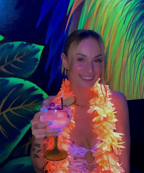 Logan Fabbro ポルノスター 美しい 画像