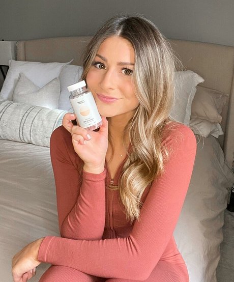 Hailey Lower ヌードモデル ギャラリー