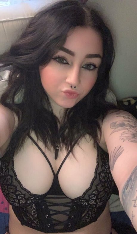 Emma Petch アート女優 写真