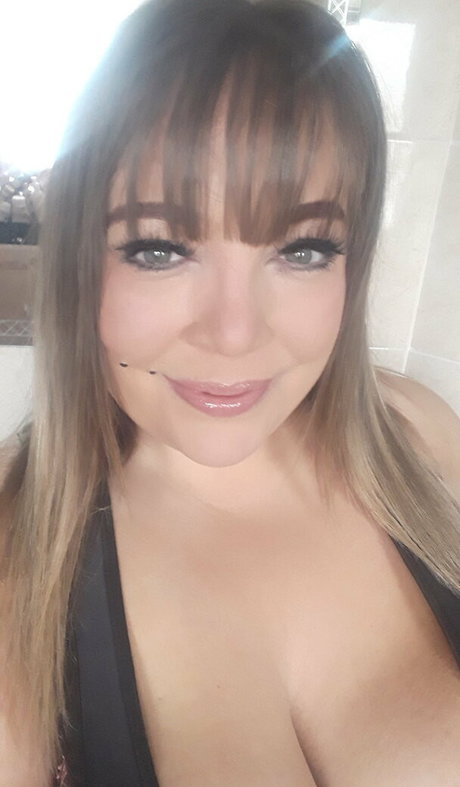 レズビアン ストラップオン OnlyFans ホットセクシー 画像