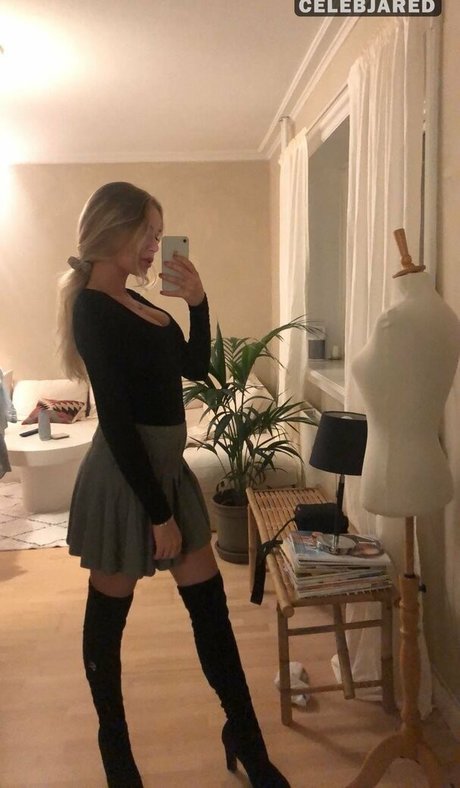 Frederikke Bach 完璧なスター 写真