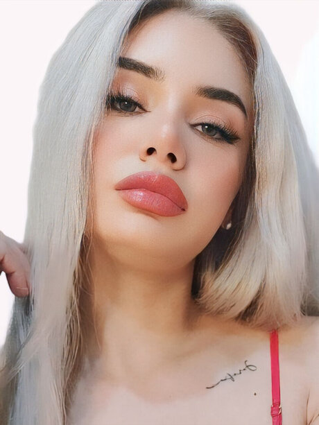 Daenerys hot_ 裸のモデル 画像