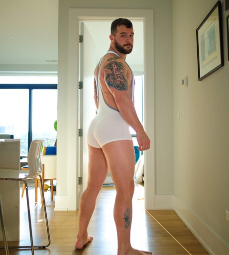 me and my butt mostly 裸のモデル 写真