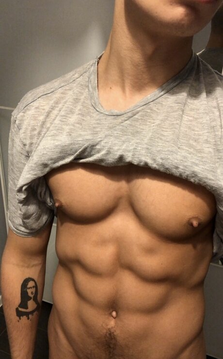 Arni Lovato アート女優 写真