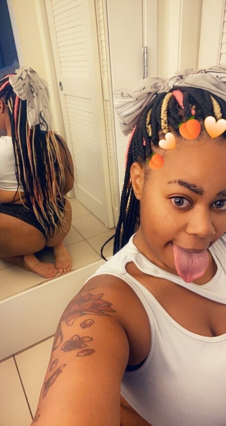 Lightskincutie ヌードスター 画像