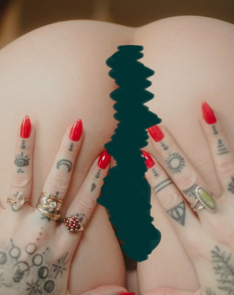 小柄なブロンドの熟女OnlyFans HD 写真