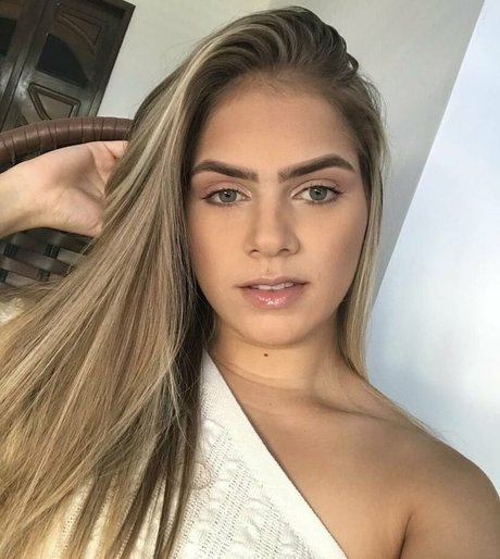 Heloisa Mota 裸モデル 写真