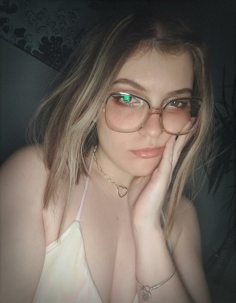 アジア人のタトゥー OnlyFans ホットヌード 画像