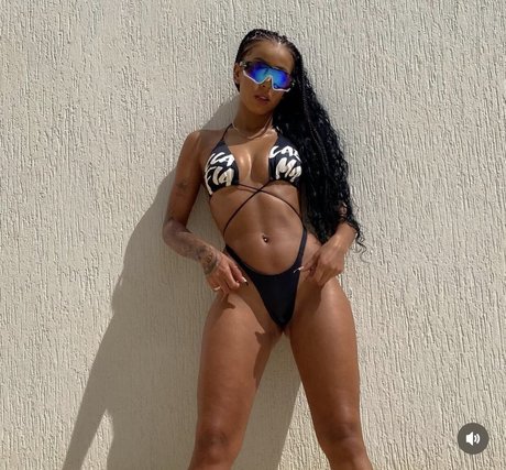 Isis Pequine エロティック女優 アーカイブ