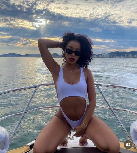 Isis Pequine ヌードのポルノスター 写真