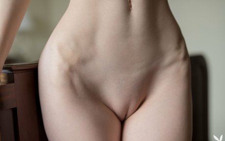 Yana West ヌードモデル 写真