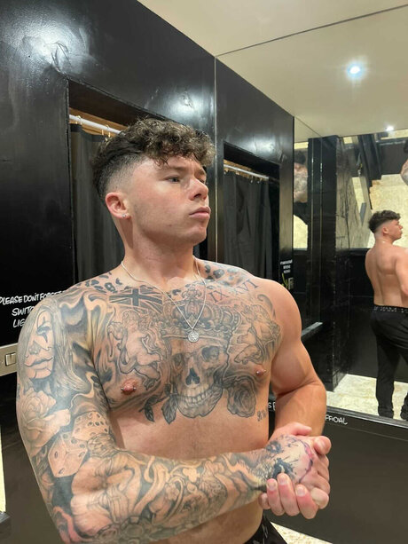 Brad Tattooed ポルノスター セックス 写真