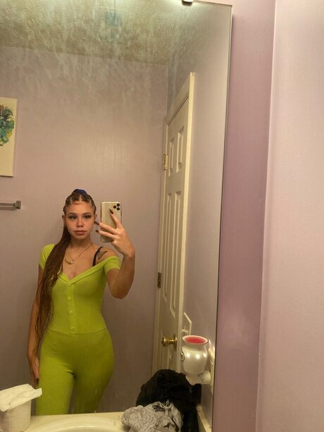 Leona 裸のスター ギャラリー