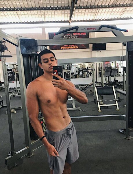 Adonai Ugaz 裸のポルノスター ギャラリー