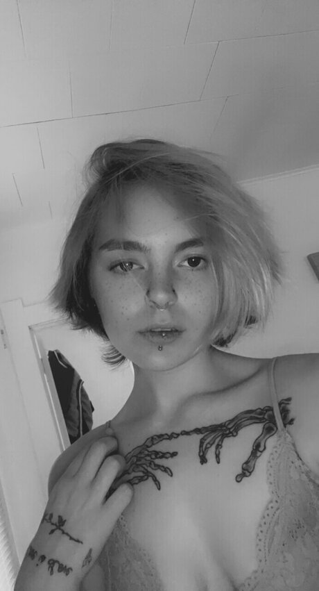 アジア人のタトゥー OnlyFans ホットセクシー 写真