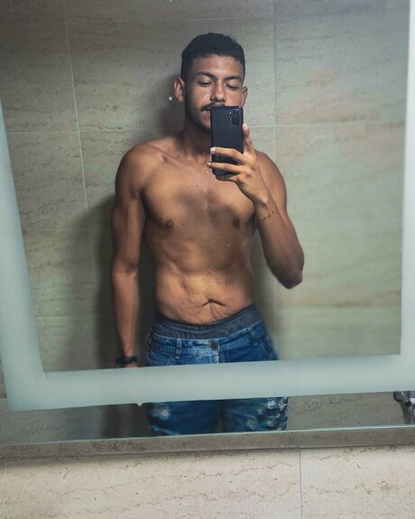 Andr s Lara 高品質モデル 画像