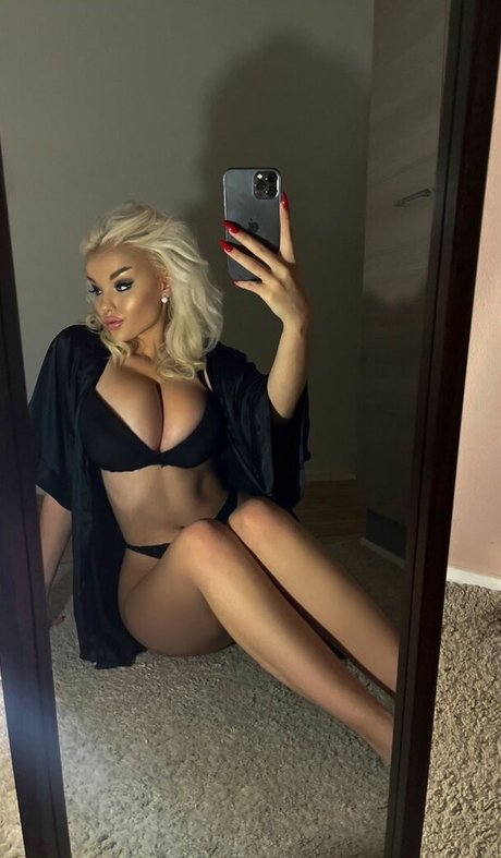 Iida Vainio エロティックなモデル 写真