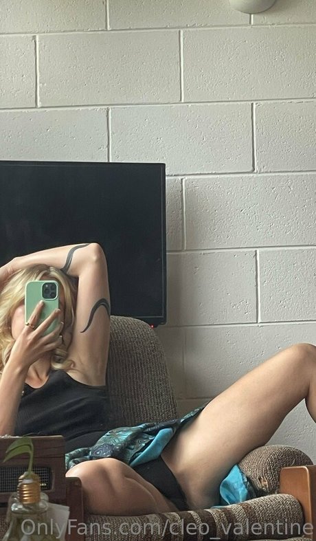 ティーンフィンガリングOnlyFans ヌード ギャラリー