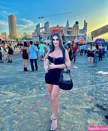 Elloah Guedes 裸のスター 写真