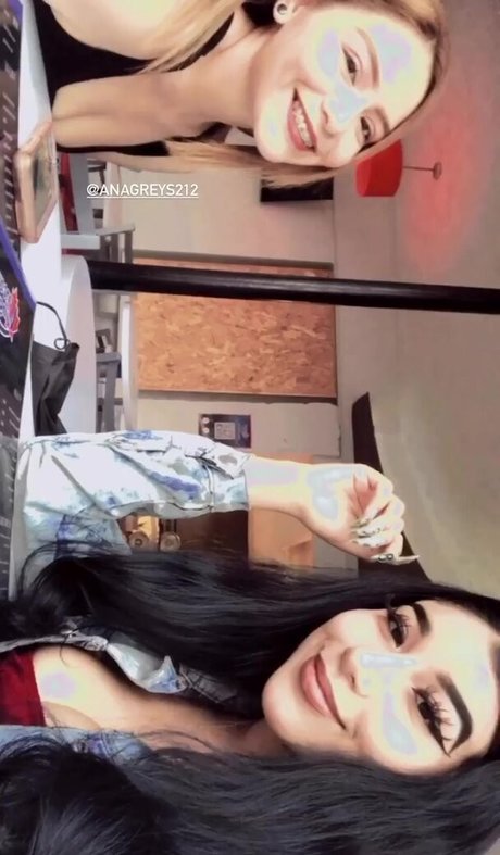 姉妹OnlyFans セクシー裸 写真