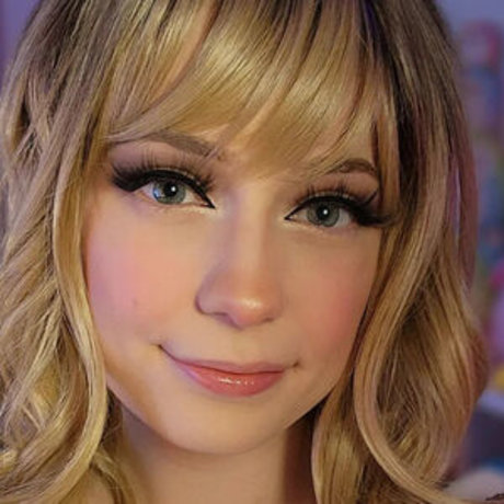 SquishShe エロティックなポルノスター 写真