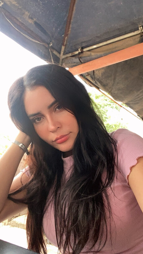 Naimi Gards ポルノスター 独占 画像