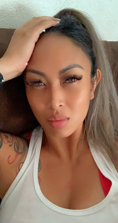 Hella Kulit セクシーなスター 写真