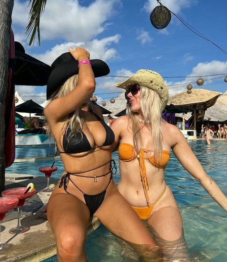 姉妹OnlyFans セクシー裸 写真