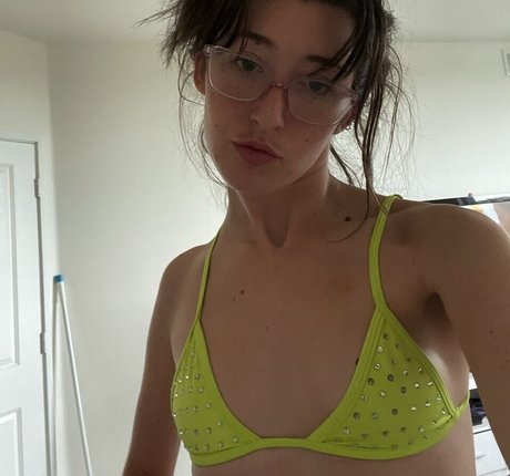 アジア人のタトゥー OnlyFans セクシー 写真