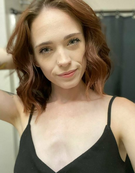 18歳のOnlyFans ホット 写真