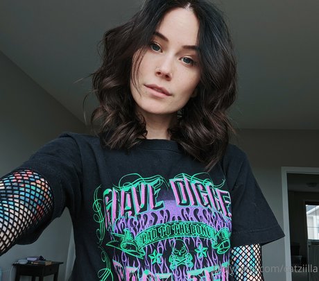 金髪の小柄なOnlyFans ホットヌード 写真