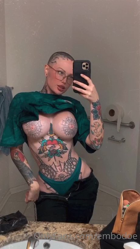 客室乗務員 OnlyFans 無料ヌード 写真