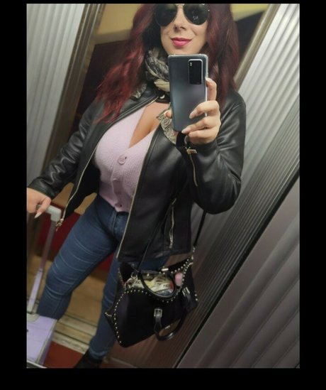 巨尻の黒人熟女OnlyFans セクシーヌード 画像