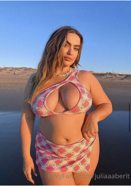 Julia Berit ヌードスター 写真