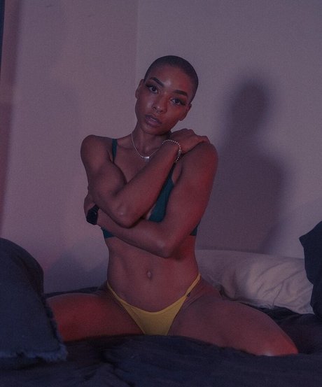 ビキニストリップOnlyFans ホットヌード 画像