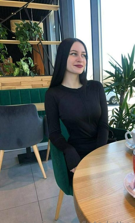 イタリア人熟女OnlyFans ポルノグラフィック 画像