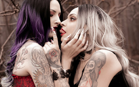 大きな黒い猫OnlyFans セクシーヌード 写真