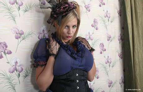 エモオンリーファン ヌード 写真