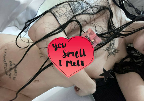 チンコを持つ女たち OnlyFans アートヌード 画像