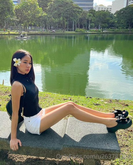 痩せた金髪の熟女OnlyFans パーフェクト 画像