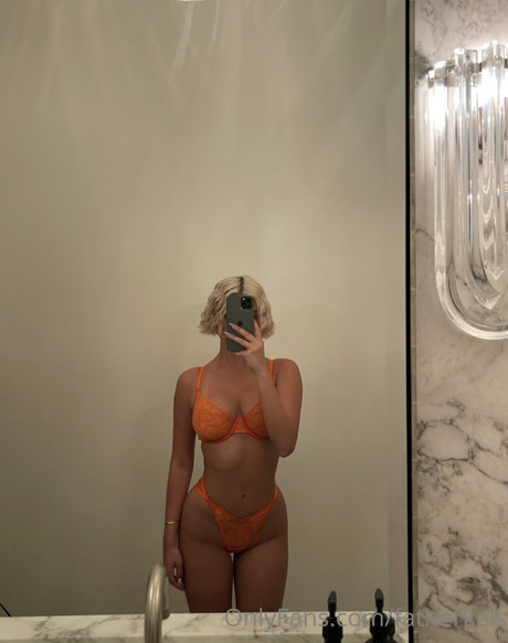 おばあちゃんの巨乳OnlyFans 美しい裸 写真