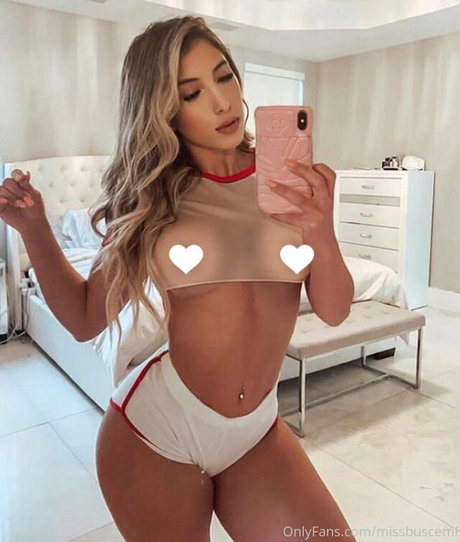 金髪の小柄なOnlyFans エロチック 画像