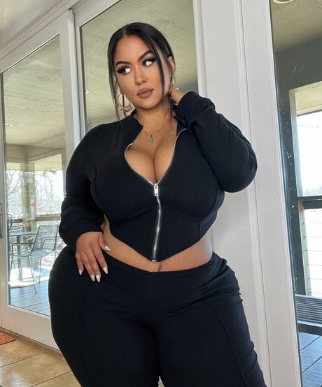 uilanibabe 裸のポルノスター 画像