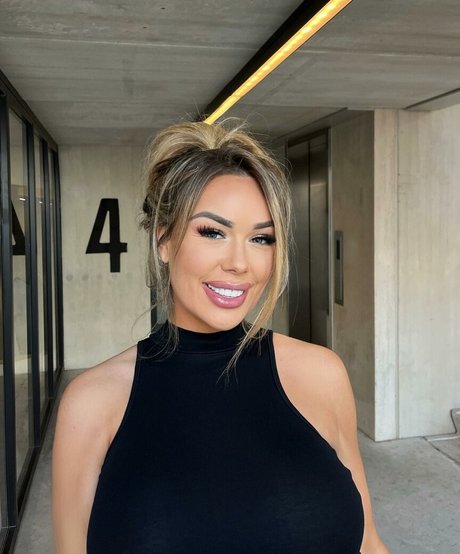 巨乳の若いOnlyFans セクシーヌード 写真