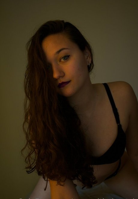 細身の巨乳OnlyFans 美しいヌード 写真