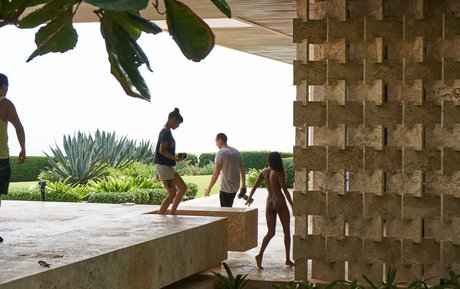 Nidhi Sunil ヌードモデル 写真