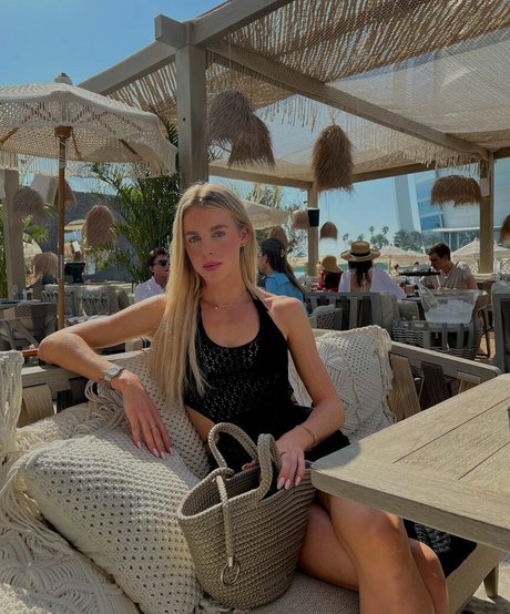 Keely Hodginkinson 裸の女優 写真