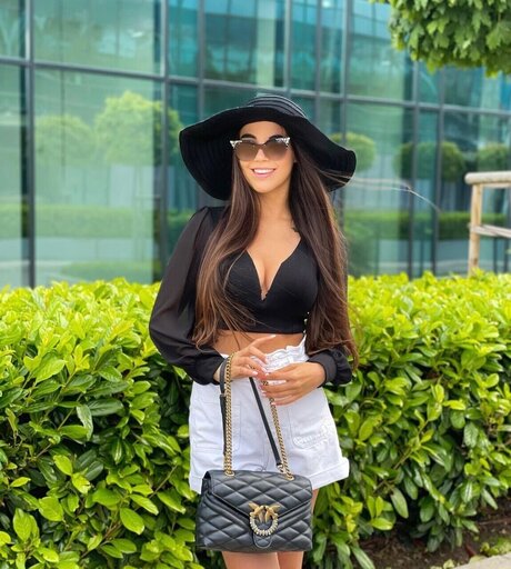 ニューハーフ巨乳OnlyFans アート裸 写真